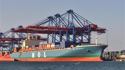 665 راكب يغادرون ميناء سفاجا و تداول 330 شاحنة