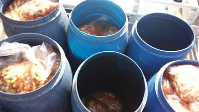 ضبط 2 طن مخللات فاسدة و1400 كيلو لبن غير صالح ببني سويف  