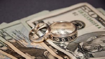 متى يحق للزوجة أن تأخذ من مال زوجها بدون إذنه؟ (فيديو)