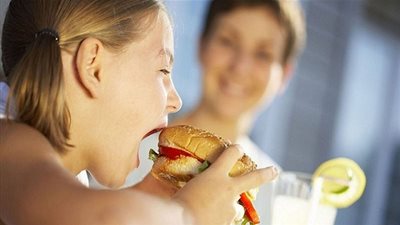 تحذير.. وجبات المطاعم تُسبِّب السمنة للأطفال