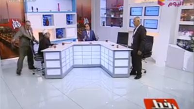 نبية الوحش يرفع حذائه على ملحد (فيديو)