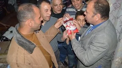 مواطن يتبرع بـ 100 كيلو سكر لمرضى الفشل الكلوى بمطوبس  (صور)