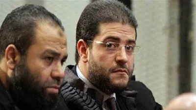 نجل مرسي يطالب المحكمة بتسليم المبالغ المضبوطة معه لأهله: 