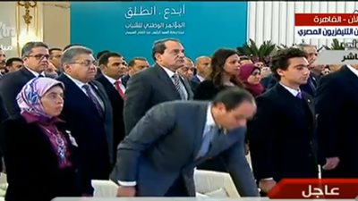 السيسي مداعبا إحدى الحاضرات بجلسة حوار مؤتمر الشباب: 