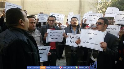 أصحاب الرداء الأسود يجددون رفضهم لإجراءات تجديد بطاقة العضوية بوقفة احتجاجية (صور)