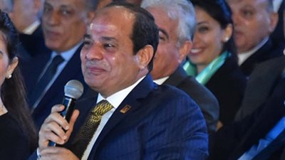 السيسي يداعب مقدم جلسة الحوار الوطني للشباب: 