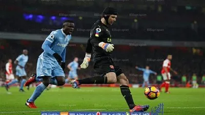 تشيك يتصدي ببراعة لرأسية كراوتش الماكرة (فيديو)