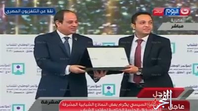 الإعلامي أحمد فايق  يهدي تكريم السيسي إلى روح والدته 