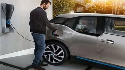 مادة بعدسات العين الطبية تساعد على شحن السيارات الكهربائية في ثواني