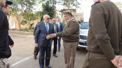 مدير أمن قنا يتفقد الخدمات بشوارع المحافظة على خلفية حادث 