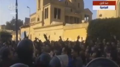 عاجل.. اشتباكات بين الأمن والمحتشدين بمحيط انفجار الكنيسة البطرسية (فيديو) 