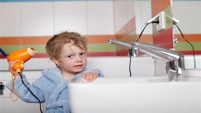 تحذير.. أدوات تصفيف الشعر تصيب الأطفال بالحروق