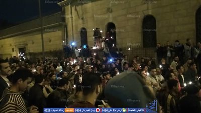 بالشموع.. أولى ليالي 