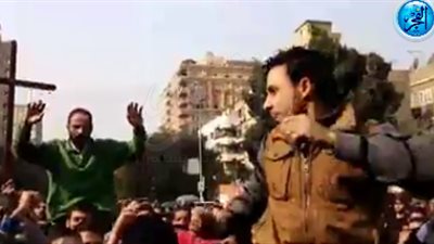 هتافات تتعالى أمام كنيسة العذراء: 