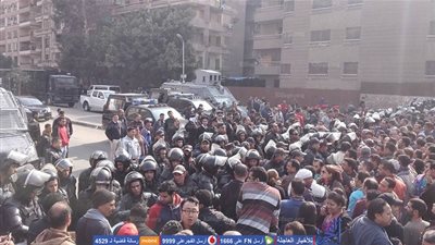 عاجل.. مواطنون يتداولون قائمة بأسماء المحتجزين أمام كنيسة العذراء