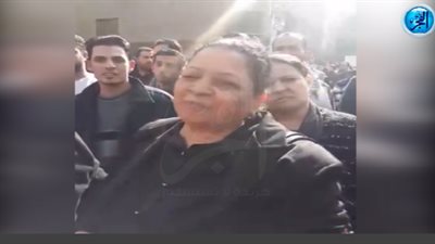سيدة تنفعل أمام كنيسة العذراء: 