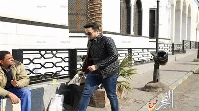 وصول حمادة هلال ومحمد النقلي لجنازة السيناريست محمود أبوزيد (صور)