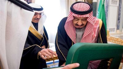 الملك سلمان يتسلّم الرقم الأول من العملة الجديدة
