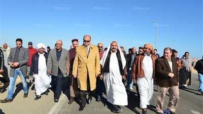 محافظ مطروح يسلم عقود أرض جنوب العلمين بعد التراضي  مع واضعي اليد قانونياً (صور)