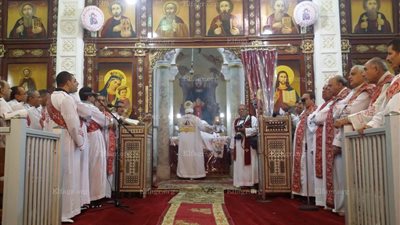 مئات الأقباط بقنا يصلون على أرواح شهداء البطرسية (صور)