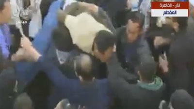 شاهد.. حالات إغماء أثناء دفن أحد شهداء 