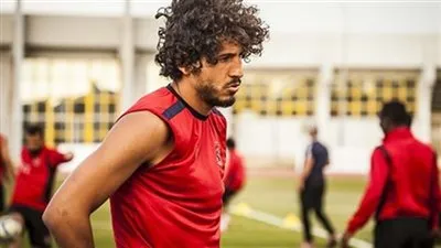 أحمد حجازي يحضر مباراة الأهلي وإنبي من المدرجات