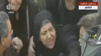  لن تتمالك نفسك.. مشهد مؤثر لأم أثناء دفن أحد ضحايا 
