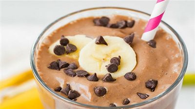 طريقة تحضير سموزثي الموز بزبدة الفول السوداني 