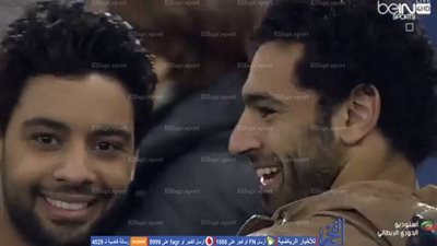 محمد صلاح يلتقط سيلفي مع المطرب أحمد جمال في مدرجات ملعب روما (فيديو)