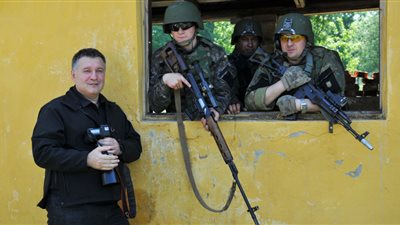 هروب وزير الداخلية الأوكراني خارج البلاد 