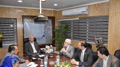 محافظ أسوان يلتقي بوفد جمعية أصدقاء المبادرة القومية ضد السرطان (فيديو وصور)