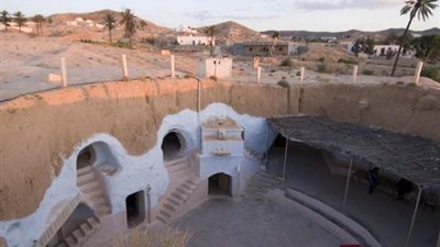 قرية كاملة تعيش تحت الأرض.. تعرف عليها 