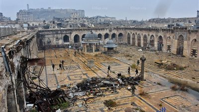 ديلي ميل: جنود سوريون يتجولون وسط أنقاض جامع حلب الكبير (صور)