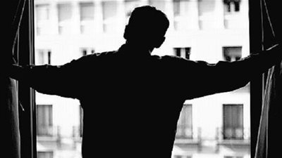 شاب مصري ينتحر بعد تجسسه على جاره في ليلة الدخلة 