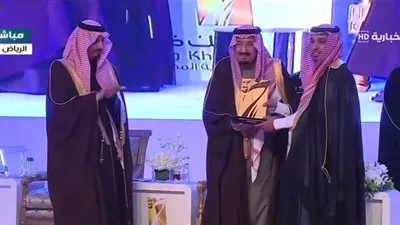 خادم الحرمين الشريفين يكرم الفائزين في جائزة الملك خالد بدورتها السادسة (الصور)