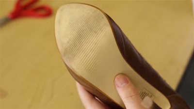 حيلة ذكية لمنع حذائك من الانزلاق (فيديو)