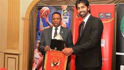 الأهلي يتبادل الدروع التذكارية مع الفرق المشاركة في بطولة السلة