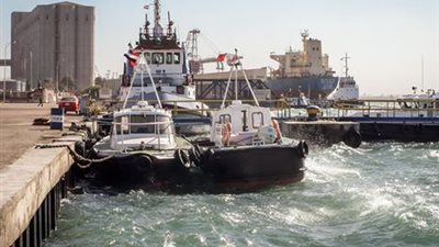 ميناء دمياط يغلق بوغازه ويستمر في حركة الشحن 