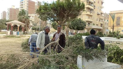 رئيس حي السويس يتابع أعمال تنظيف الكورنيش القديم وشارع بورسعيد لليوم الثاني (صور)