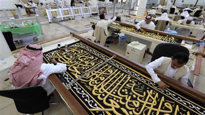 تعرف على قصة صناعة كسوة الكعبة المشرفة !