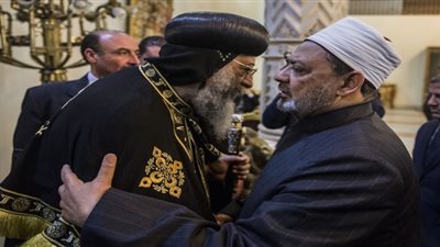 ماذا قال شيخ الأزهر داخل الكاتدرائية عن حادث البطرسية.. والبابا يرد