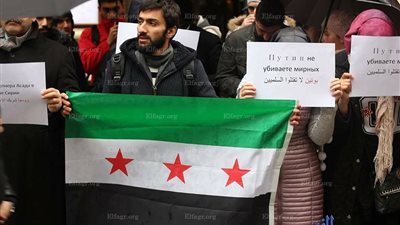 سوريون وأتراك يتظاهرون أمام السفارة الروسية في تركيا تضامنا مع حلب