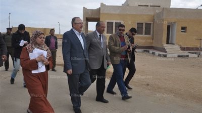 محافظ بني سويف خلال تقفده قرى الظهير الصحراوى: فين الخرائط؟! (صور)