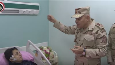 وزير الدفاع يزور مصابي تفجير الكنيسة البطرسية.. شاهد رد فعلهم