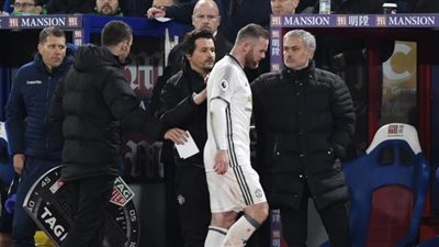 واين روني يخرج عن النص ويرمي بحذائه في وجه جوزيه مورينيو