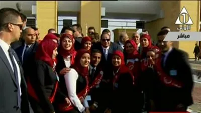 السيسي يلتقط صورة تذكارية مع شباب وفتيات جامعة بني سويف