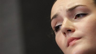 بالصور.. 3 فتيات يغتصبن لاعب كرة ويقطعن البصل على جسده