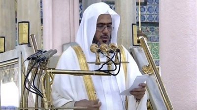 إمام المسجد النبوي يشعل 