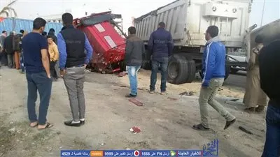 إصابة شخصين في حادث تصادم سيارتين نقل بطريق 