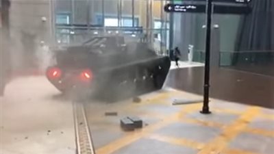دبابة عسكرية تقتحم مول في دبي وتخترق جدرانه (فيديو)